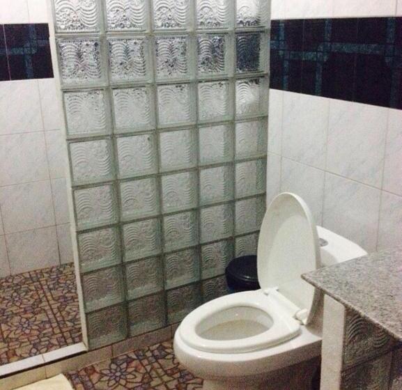 חדר לארבעה סטנדרטי עם מרפסת, Tiptop Hotel, Resto And Delishop