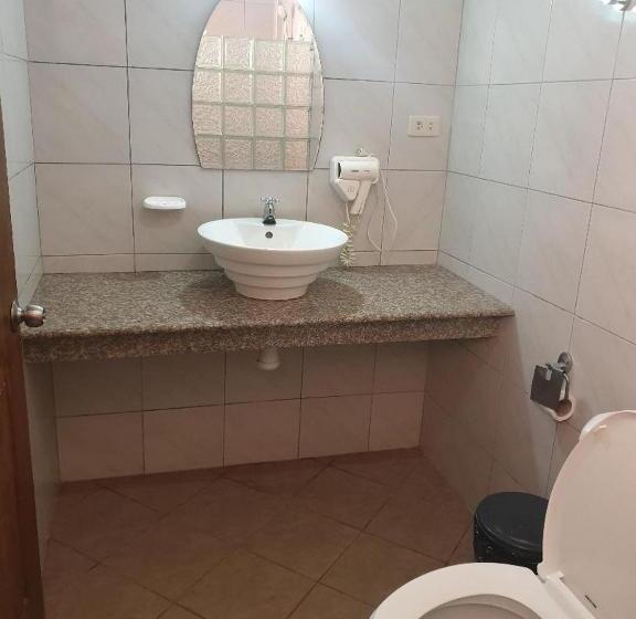 חדר דלוקס עם מרפסת, Tiptop Hotel, Resto And Delishop