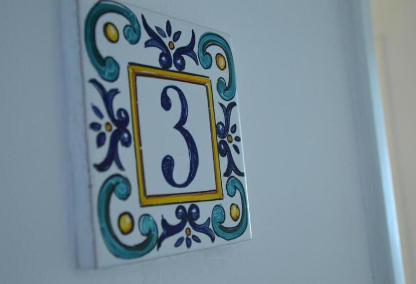 اتاق لوکس با بالکن, Villa Mimosa