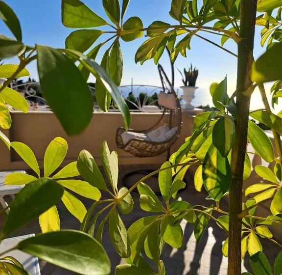 اتاق سوپریور با چشم‌انداز دریا, Villa Mimosa