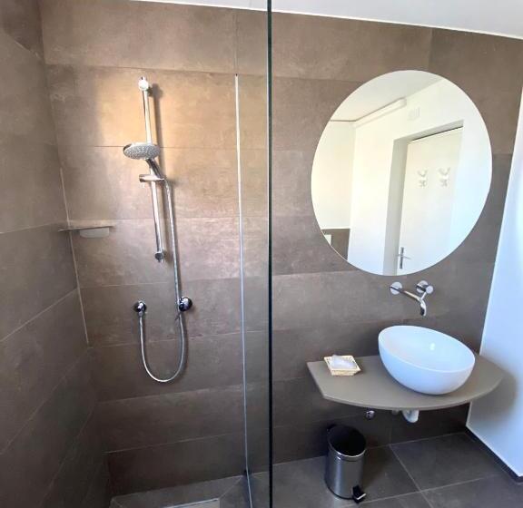 اتاق ساده سه‌ نفره, B&b Moresco