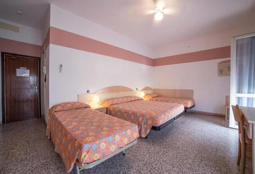 اتاق استاندارد چهارنفره با بالکن, B&b Moresco