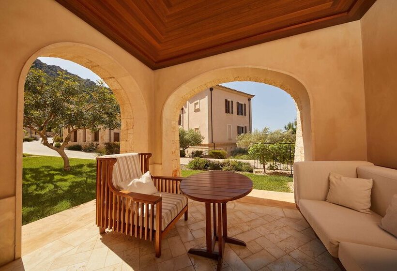 주니어 스위트, Cap Vermell Grand