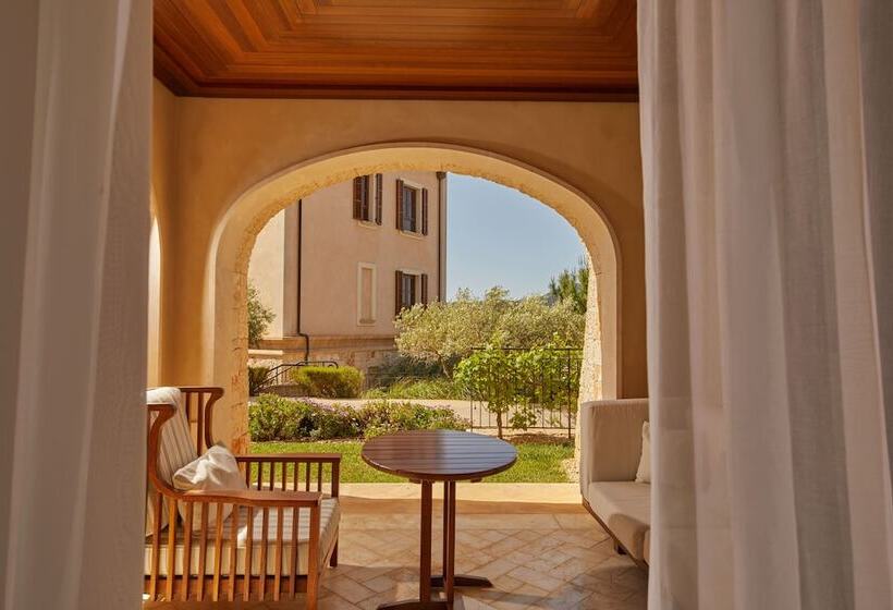 주니어 스위트, Cap Vermell Grand