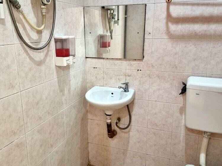 חדר דלוקס לשלושה, O Destiny Riverside