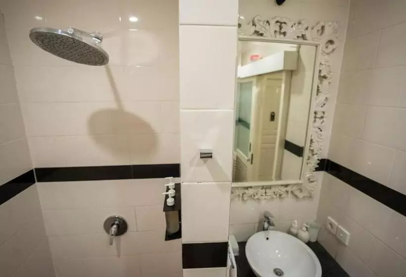 Standard-studio, Scallywags Resort