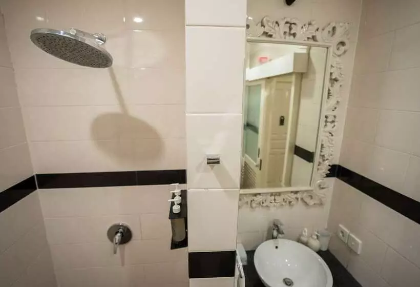 Standard-studio, Scallywags Resort