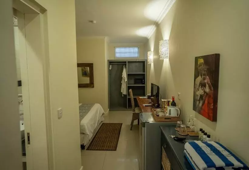 Standard-studio, Scallywags Resort