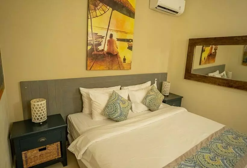 Standard-studio, Scallywags Resort
