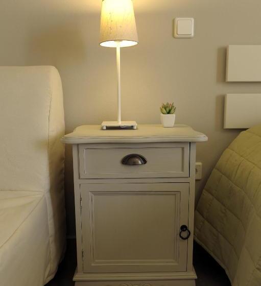 高级三人间, Almyris