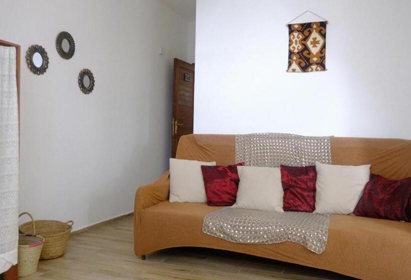 غرفة عائلية, Kobe House