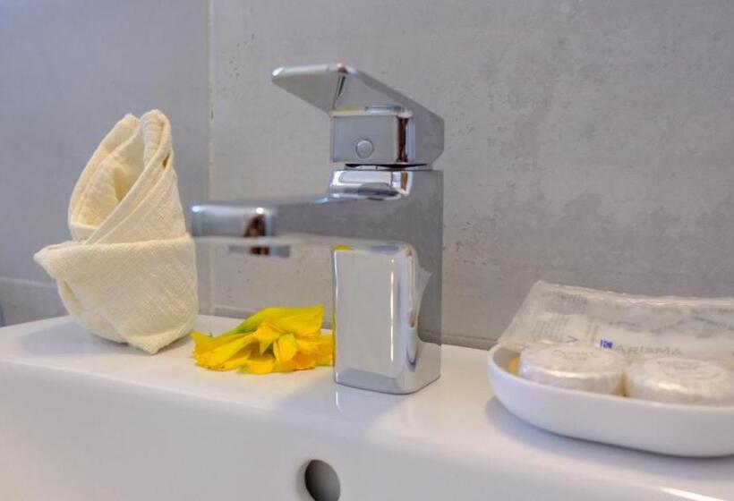 غرفة عائلية, Kobe House