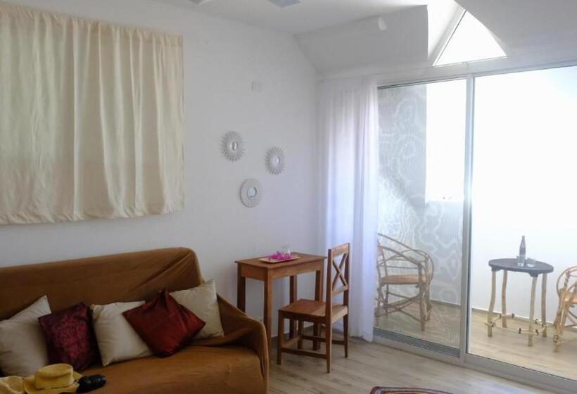 غرفة عائلية, Kobe House