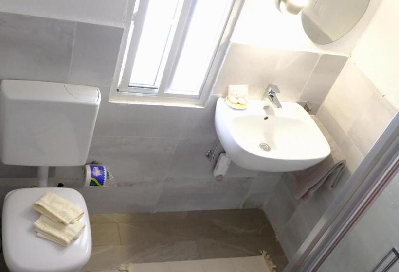 شقة غرفة واحدة, Kobe House