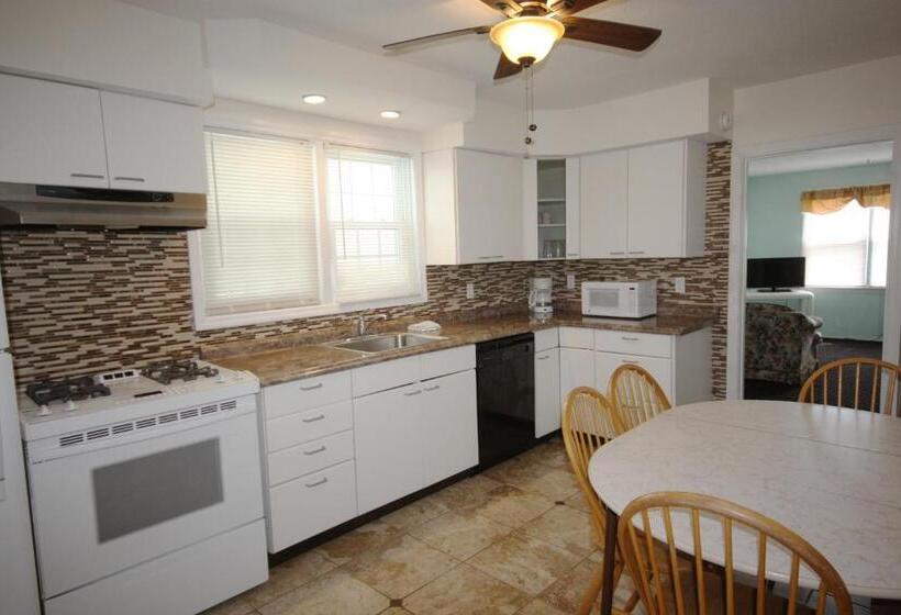 דירת שני חדרים, Quebec Motel