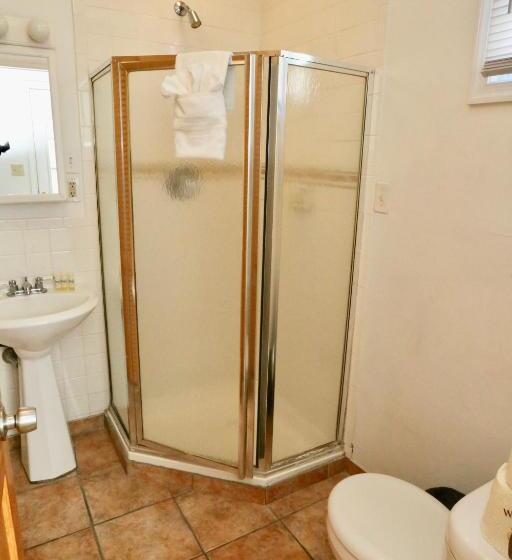 דירת שלושה חדרים, Quebec Motel