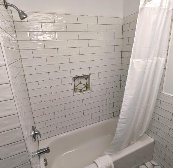 דירת שלושה חדרים, Quebec Motel