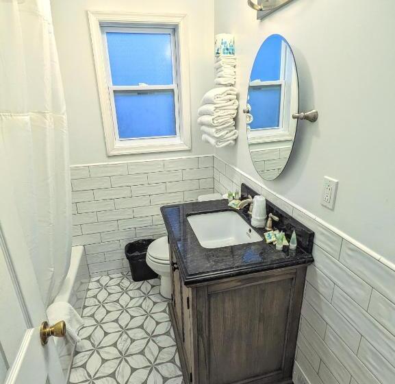 דירת שלושה חדרים, Quebec Motel