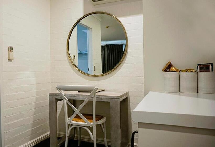 اتاق لوکس با تخت بزرگ, Town Square Motel