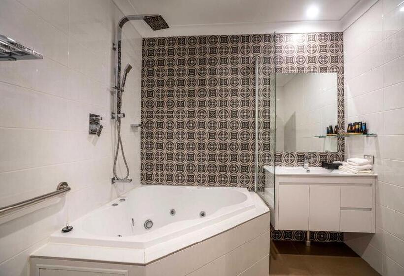 اتاق لوکس با تخت بزرگ, Town Square Motel