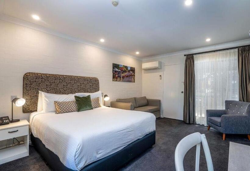 اتاق لوکس, Town Square Motel