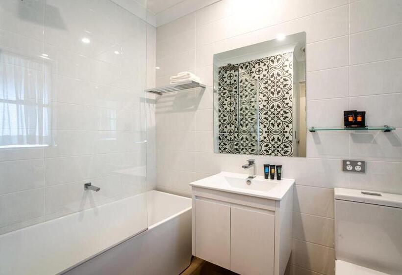 اتاق لوکس, Town Square Motel