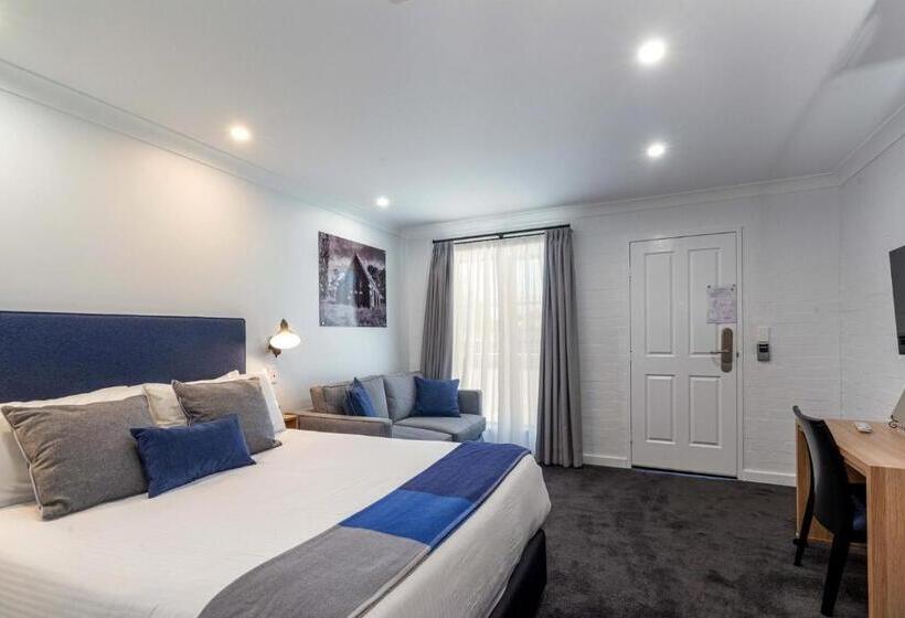 اتاق لوکس, Town Square Motel