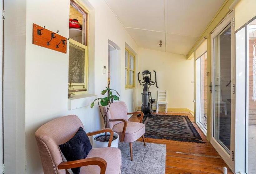 آپارتمان 2 خوابه, Town Square Motel