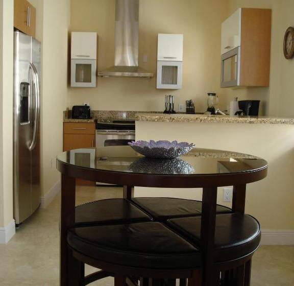 이그제큐티브 스튜디오, Westover Arms