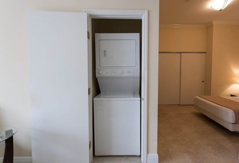 수피리어 스튜디오, Westover Arms