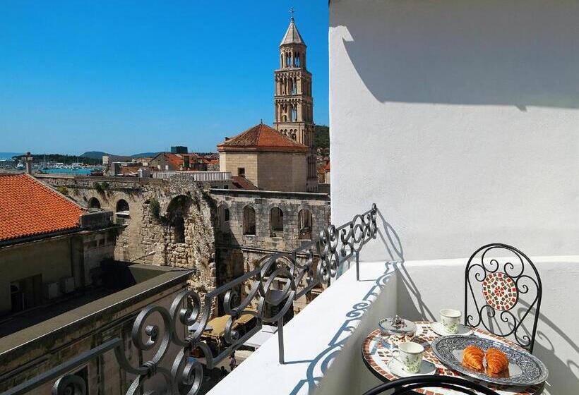 اتاق لوکس با چشم‌انداز دریا, La Porta Luxury Rooms