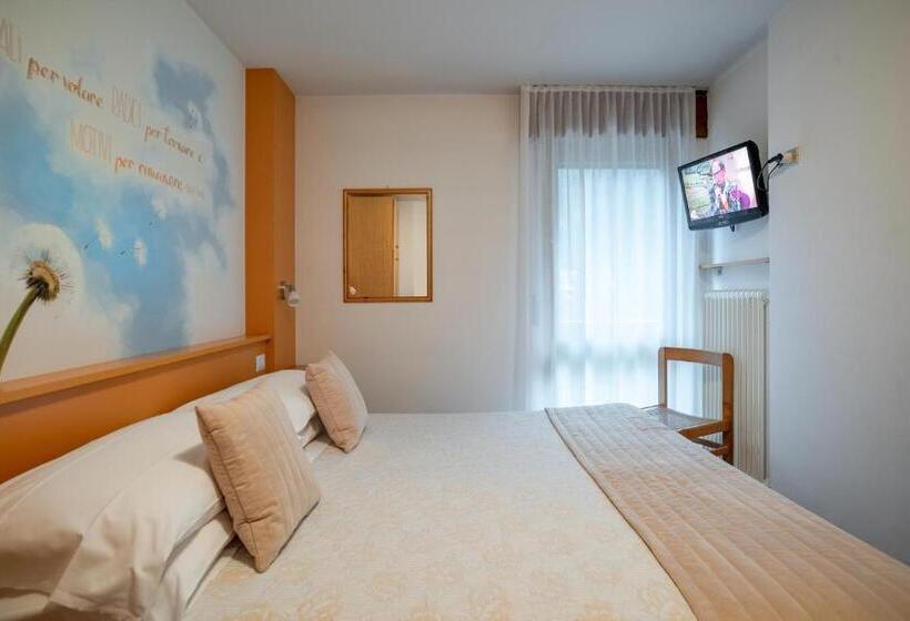 غرفة قياسية مطلة على الجبل, Europa