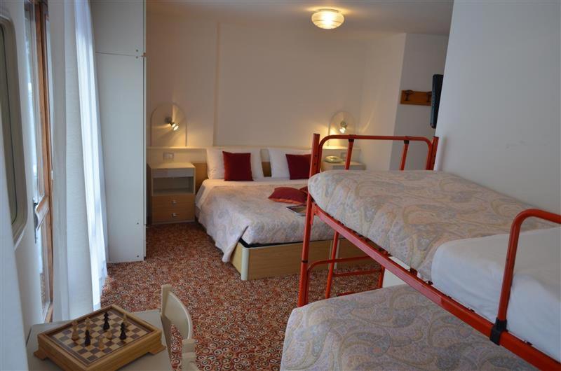 غرفة عائلية مطلّة علي الجبل, Europa