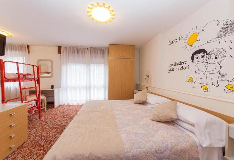 غرفة عائلية مطلّة علي الجبل, Europa