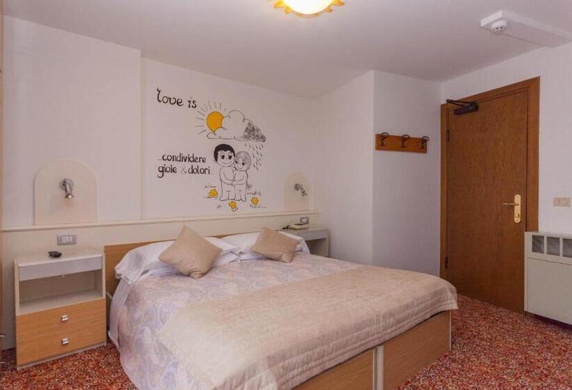 غرفة عائلية مطلّة علي الجبل, Europa