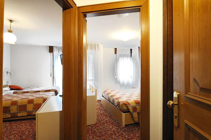 غرفة عائلية مطلّة علي الجبل, Europa