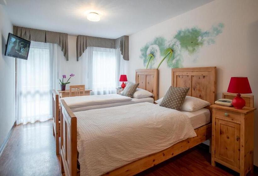 غرفة عائلية مطلّة علي الجبل, Europa