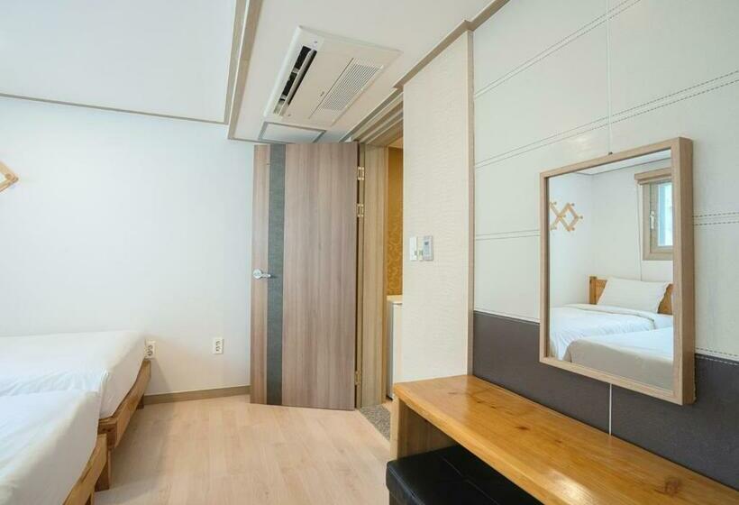 غرفة قياسية ثلاثية, J2 Family