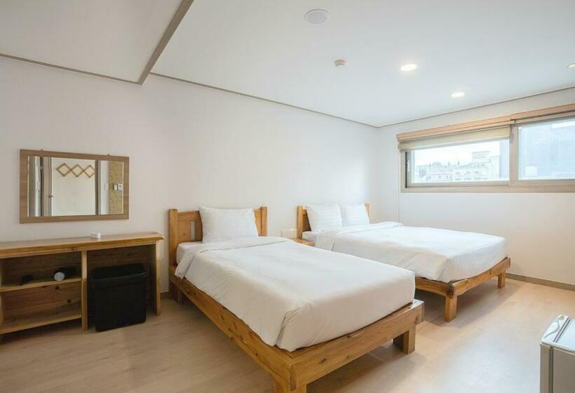 غرفة قياسية رباعية, J2 Family