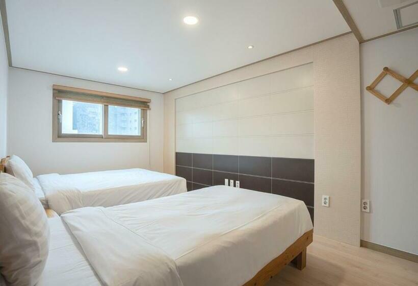 غرفة قياسية رباعية, J2 Family