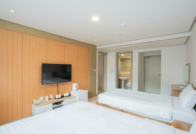 غرفة قياسية رباعية, J2 Family