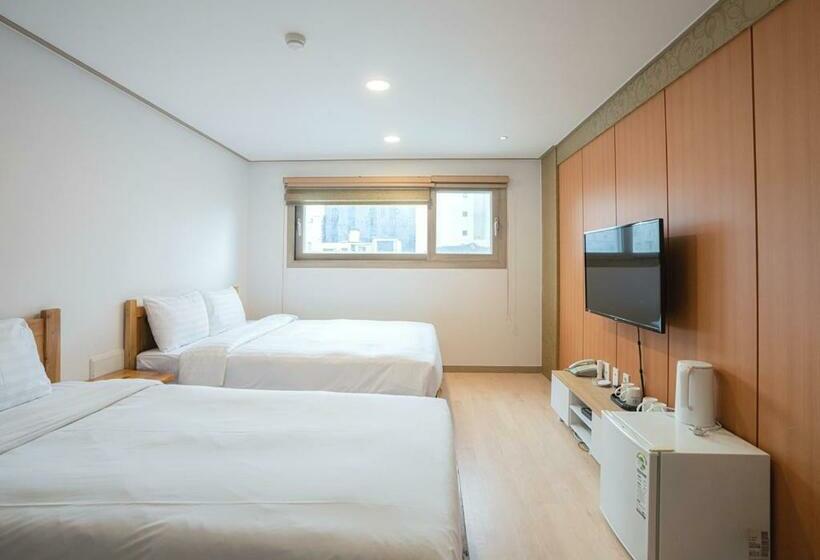 غرفة قياسية رباعية, J2 Family