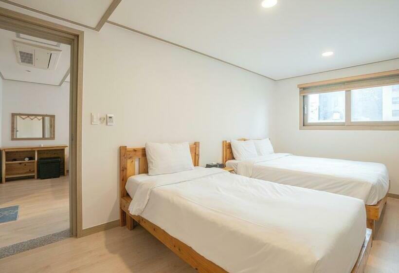 غرفة قياسية رباعية, J2 Family