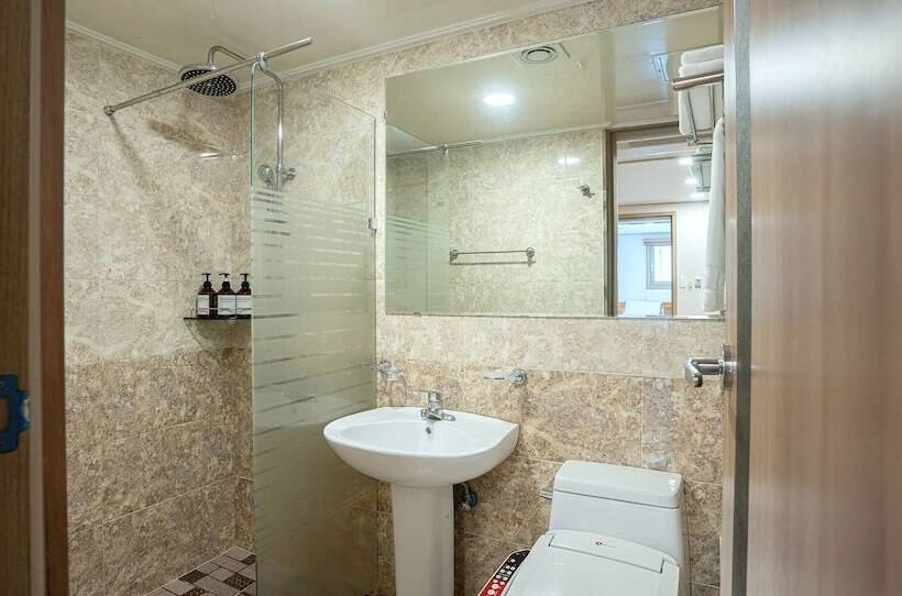 غرفة عائلية, J2 Family