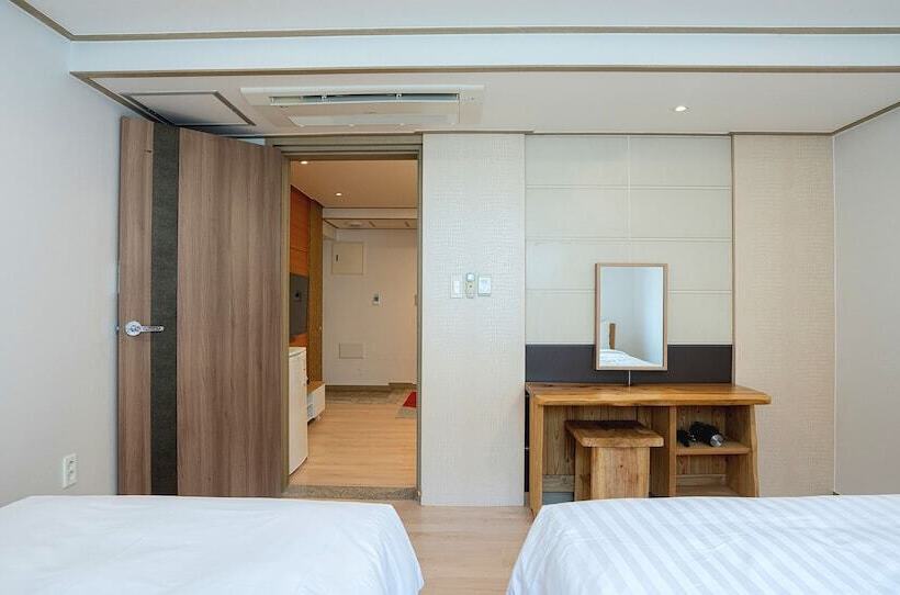 غرفة عائلية, J2 Family