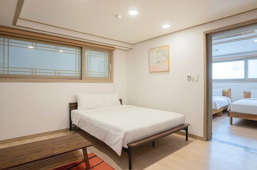 غرفة عائلية, J2 Family