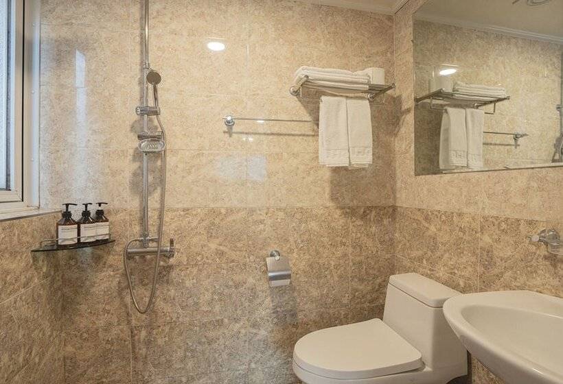 غرفة عائلية, J2 Family