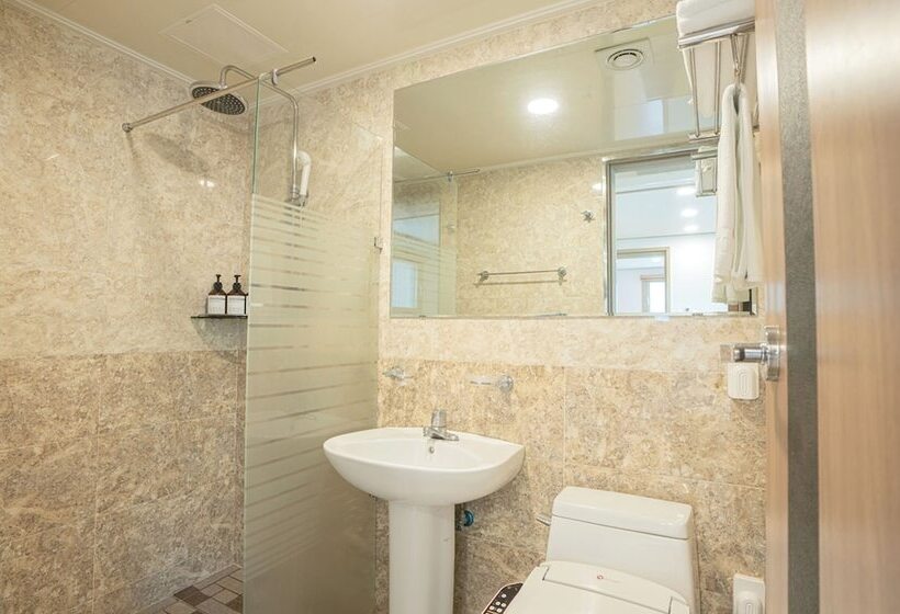 غرفة عائلية, J2 Family