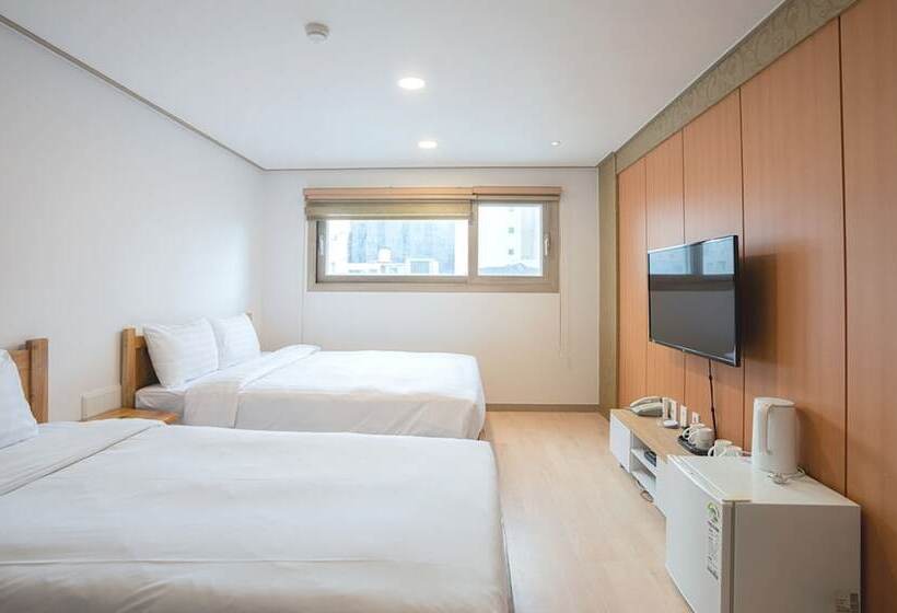 غرفة عائلية, J2 Family