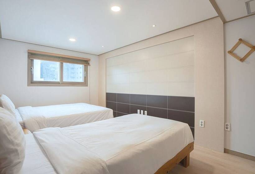 غرفة عائلية, J2 Family